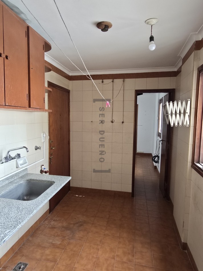 Venta Departamento 4 dormitorios con cochera en Avenida Belgrano [ SER DUEÑO ]