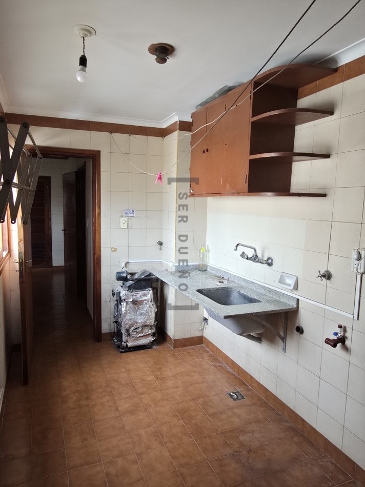 Venta Departamento 4 dormitorios con cochera en Avenida Belgrano [ SER DUEÑO ]