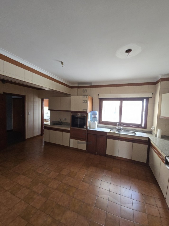 Venta Departamento 4 dormitorios con cochera en Avenida Belgrano [ SER DUEÑO ]