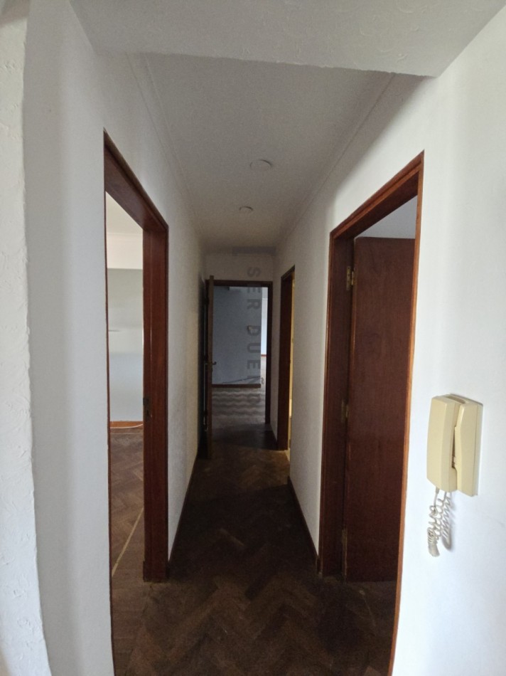 Venta Departamento 4 dormitorios con cochera en Avenida Belgrano [ SER DUEÑO ]