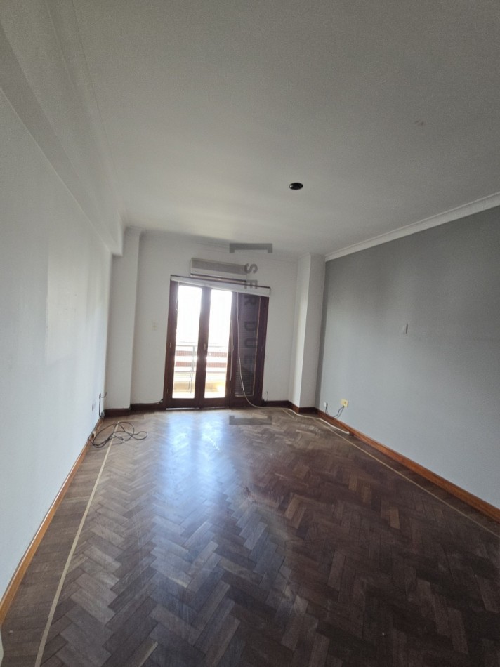 Venta Departamento 4 dormitorios con cochera en Avenida Belgrano [ SER DUEÑO ]