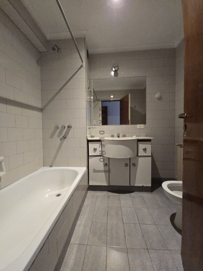 Venta Departamento 4 dormitorios con cochera en Avenida Belgrano [ SER DUEÑO ]