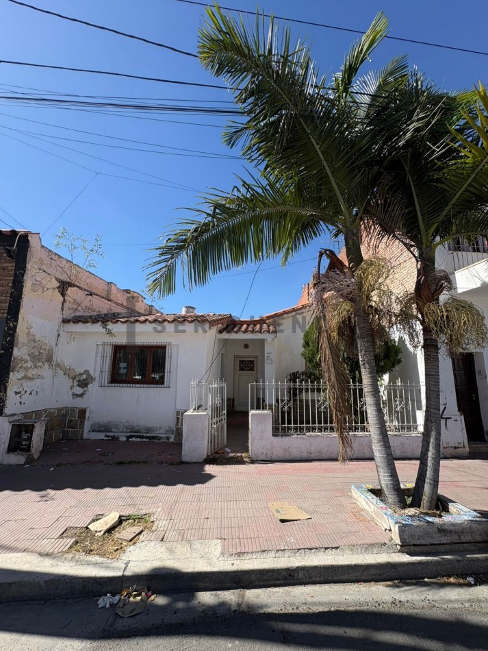 Casa 3 dormitorios en calle Santa Fe 917 [SER DUEÑO]